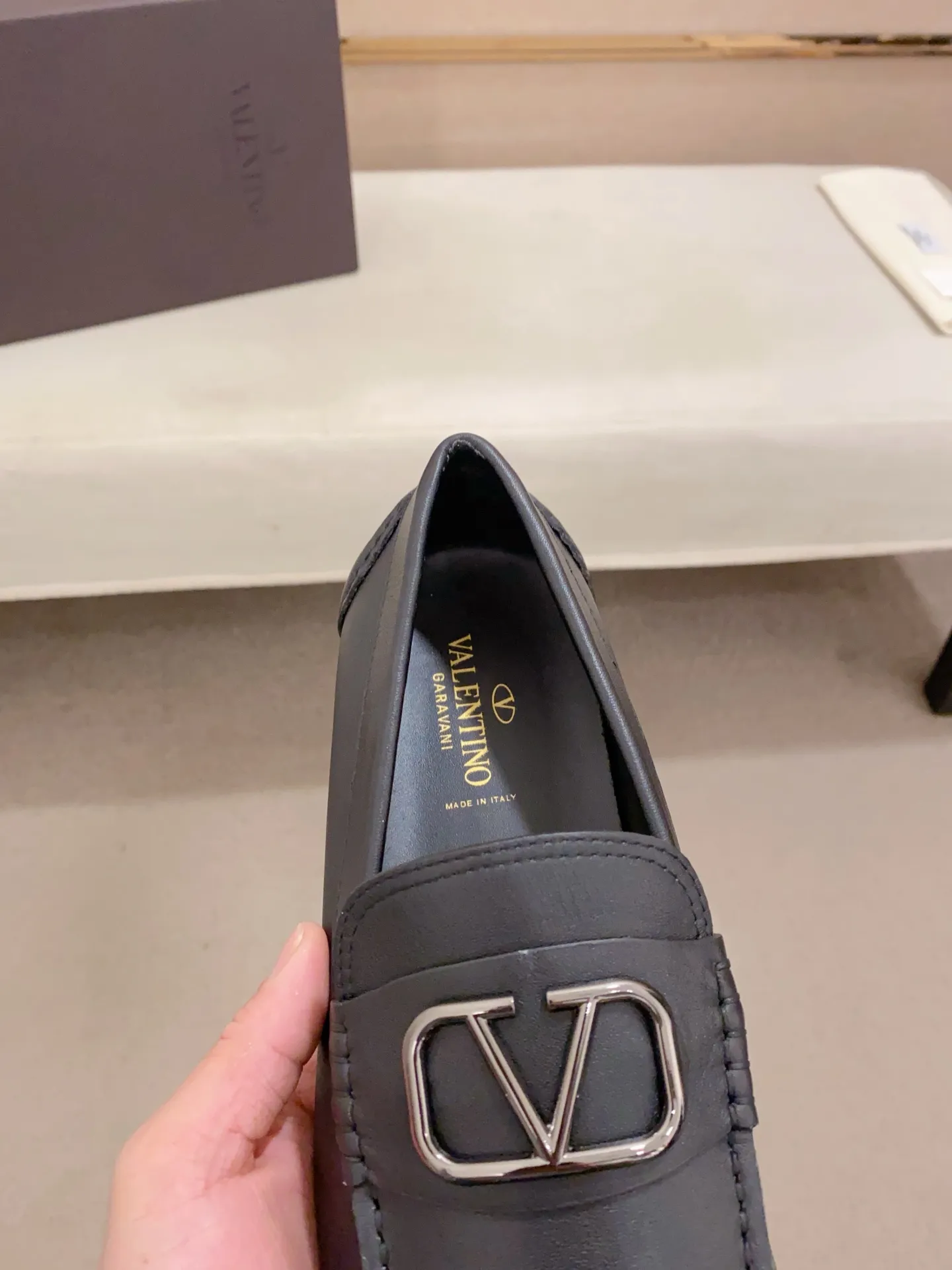 Men's shoes💰: 680💰VALENTINO, made of imported cowhide with imported water-dyed cowhide lining, iconic hardware and iconic wear-resistant outsole. 38-44. 45 VALENTINO packaging can be customized to enjoy the brand’s iconic product packaging